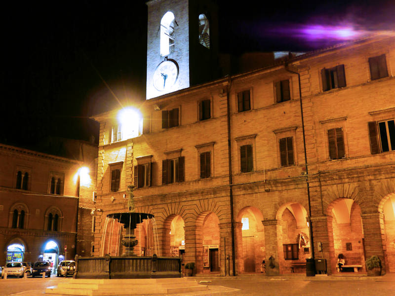 Osimo Italie Fontaine La Nuit