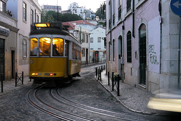 2 Lisbonne Tram 28 Dans L Alfama
